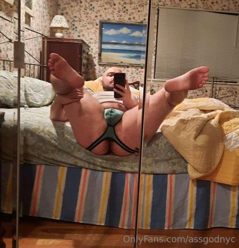 The only thing I like more than this mirror is my juicy ass ..