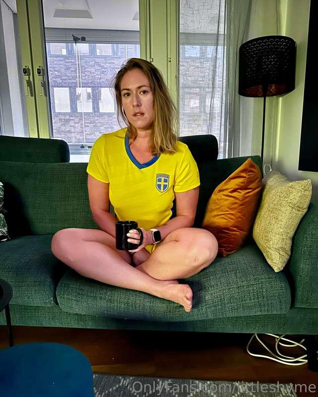 Of course I support my team! 😘 ⚽️ 🇸🇪

My DM is open if u wan..