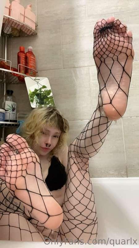 Cute fishnet feet 👣