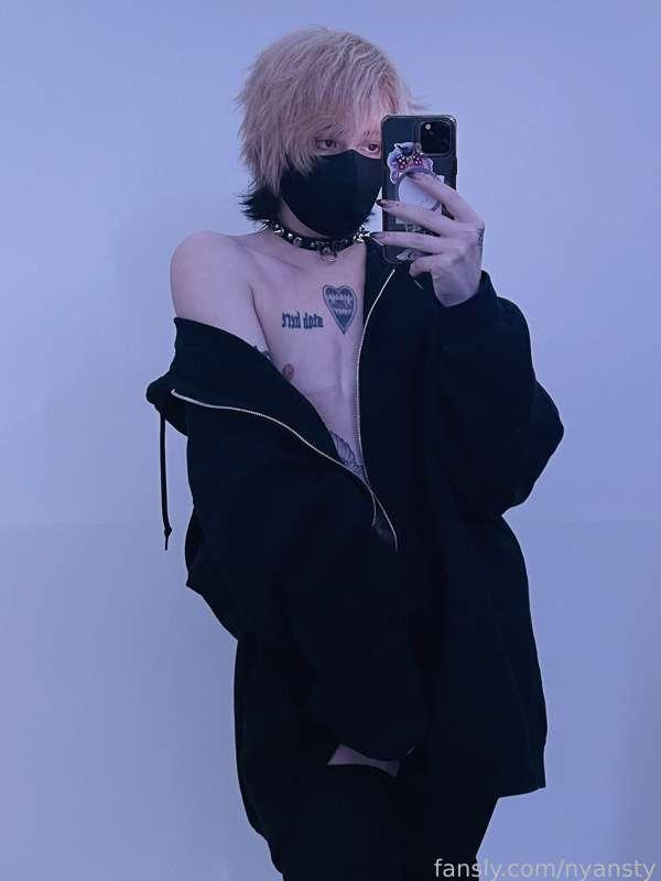 Your femboy goth boyfriend wants your attention 🫣
