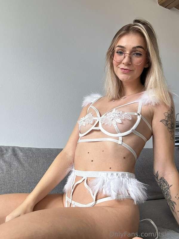 Would you fuck me in this new set?🤍 🌸