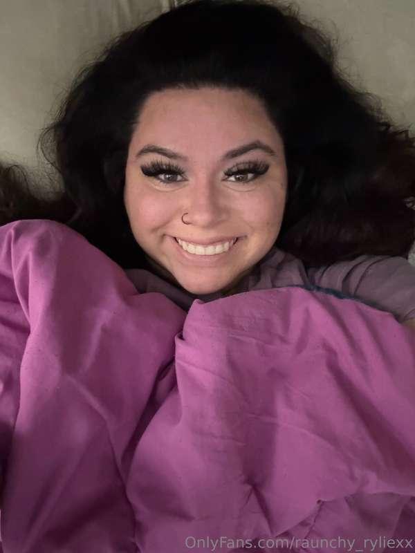 Happy Sunday! Being lazy in bed today 😴