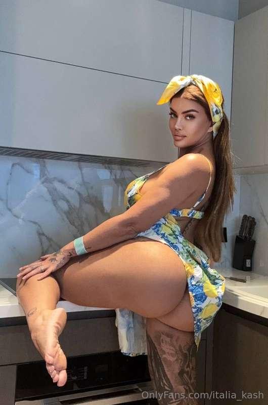 All this ass and no one to spank it 🥵