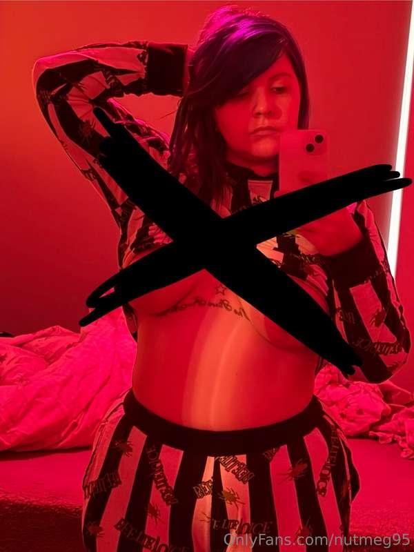 ✨ I wonder what’s in your dms 👀✨