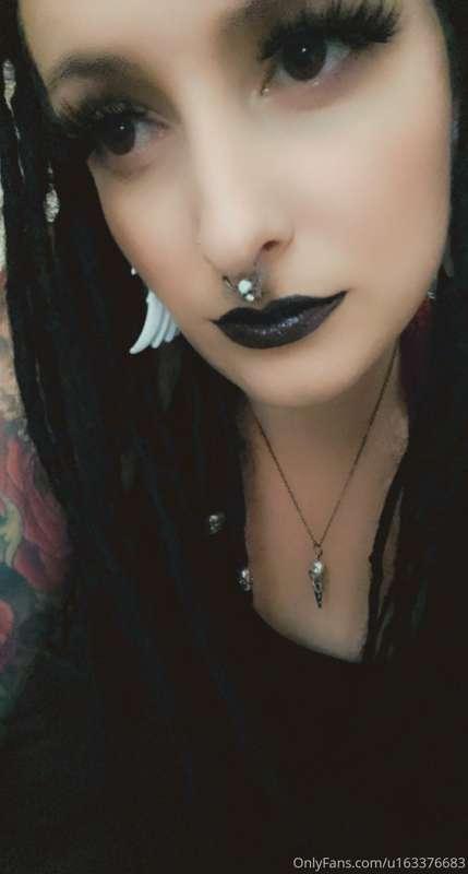 Goths do it best #blacklips #makeupstay #trytogetitoff