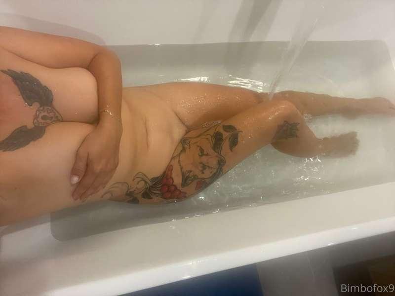 Nude and playing in the bath image set