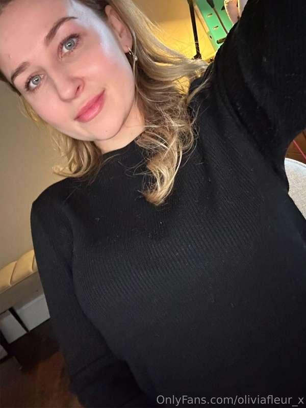 Whoops my huge boobs bust outta my top 🤭😝 can you help me pu..