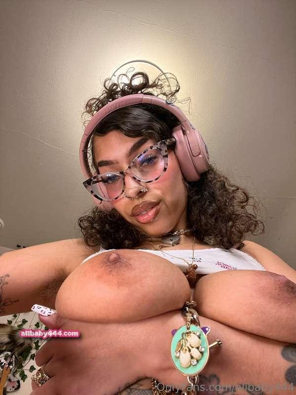 4 pics 💦 my titties r getting so heavy and juicy … i think i..