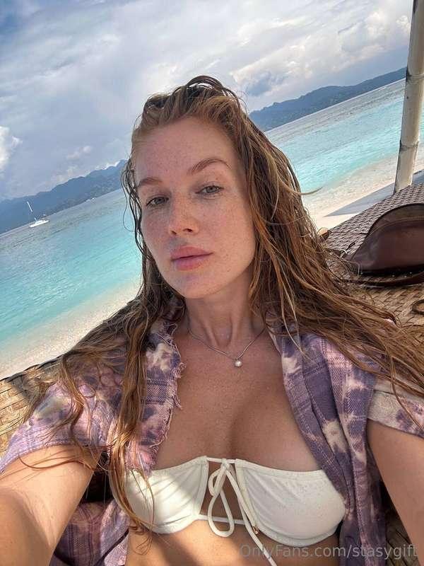Freckles, salty hair, sandy feet and absolute happiness ☀️ F..