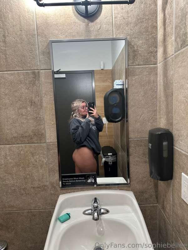 booty pics at work? 😈