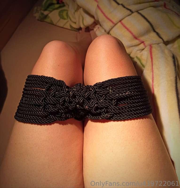 Love to play with ropes 🖤🖤🖤  Would you tie me up and feed me..