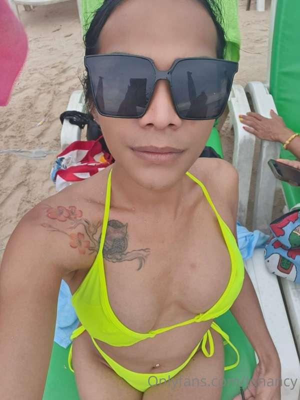 Let's beat the summer heat and enjoy the beach🍒🍑