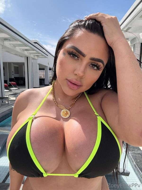 Hot as hell and I know you’re fucking drooling. 🤤