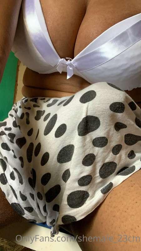 good morning, look at my white shorts there's something big ..
