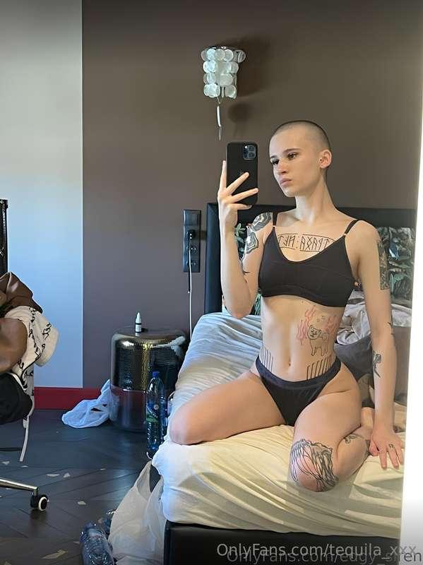 Busty Short Hair @koly_moly wants to share her nudes with YO..