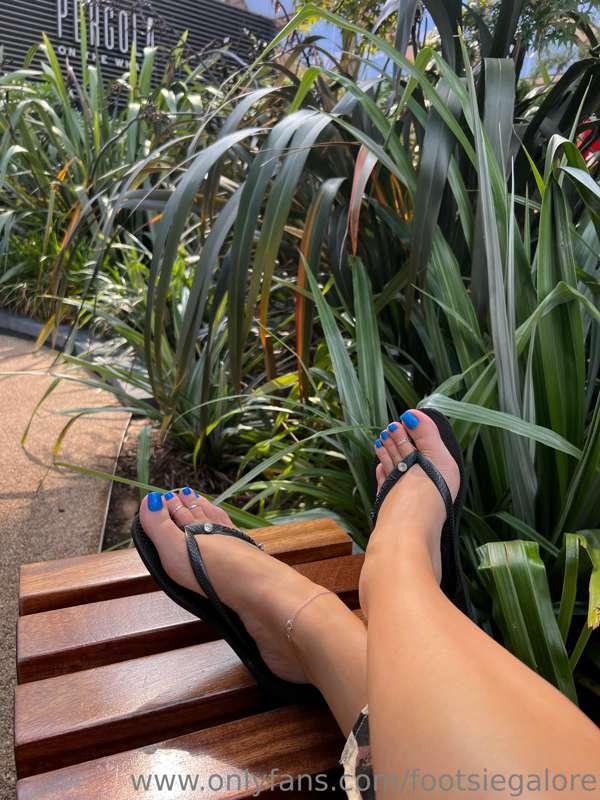 London rooftop stroll in my favourite black Havi’s! Would I ..