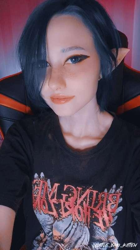 Be sure to follow my Twitch, Instagram and TikTok !!  https://allmylinks.com/daddys-emo-girl