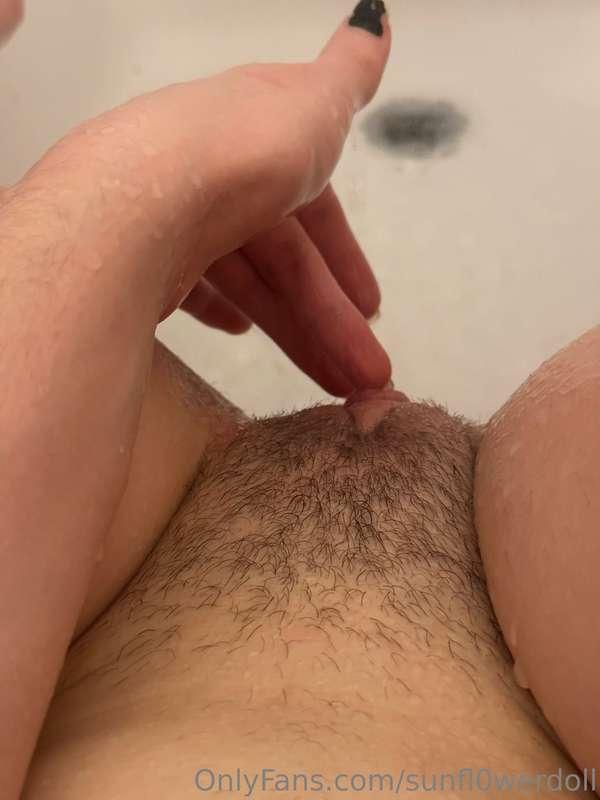 Anyone like hairy pussy? 😏