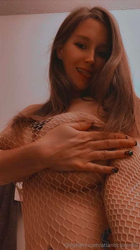 Who likes fishnets? 😘