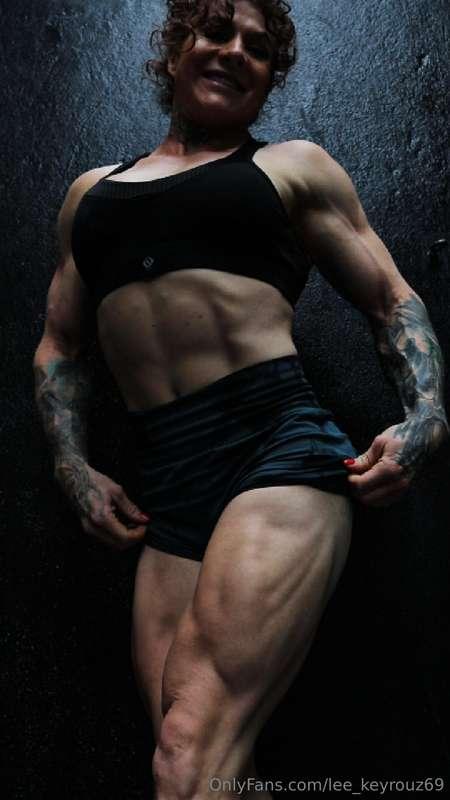 Flexing after a solid strong session!! finally feeling a bit..