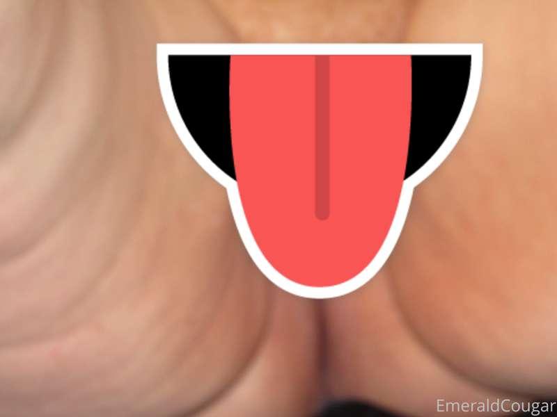 All 4 pix are the same pussy. MY pussy!!💘💋 VERY close up leg..