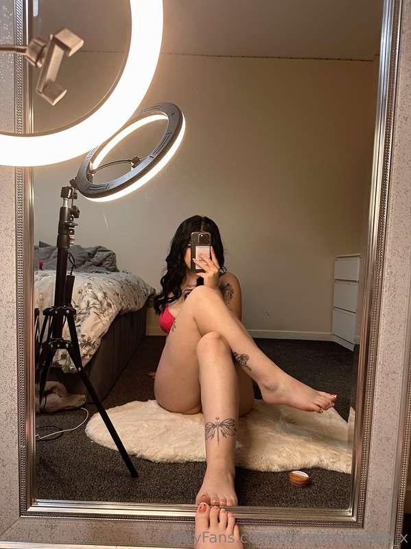 Do i have cute feet? 😏