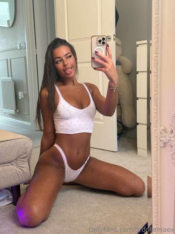 does the outfit stay on or off??🥰