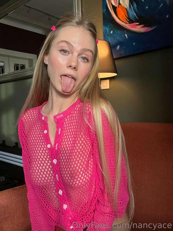 What do you think of my new pink blouse?😏