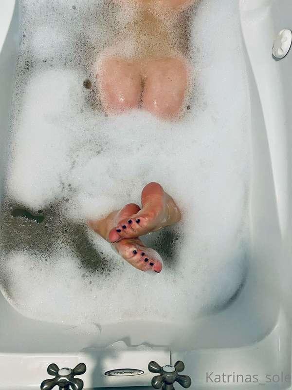 What did you notice first…my sexy feet or my thick ass??💦