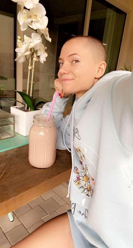MY MEALS OF THE DAY  STRAWBERRY SMOOTHIE   Bunch oh dates fo..