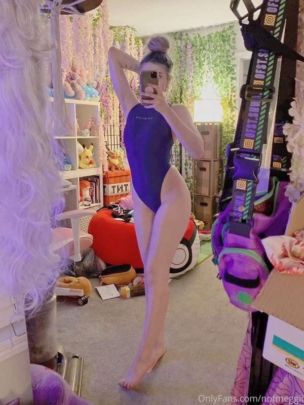 Scuse the low quality and messy room ;u; but leggies lookin ..