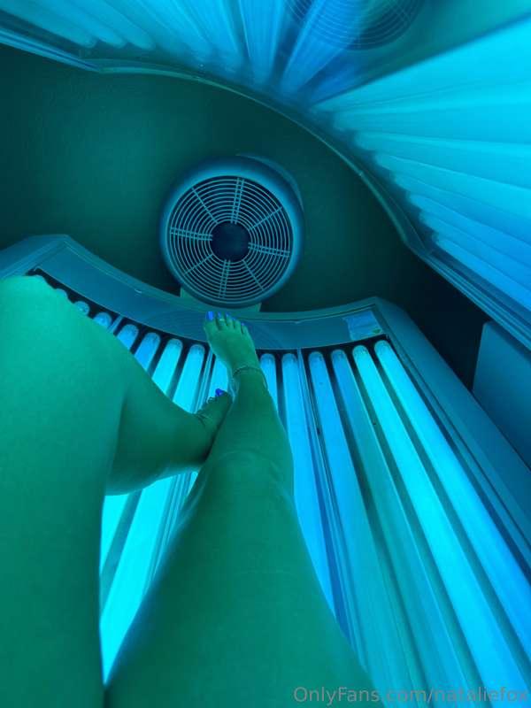 Tanning bed feet (4 pics)