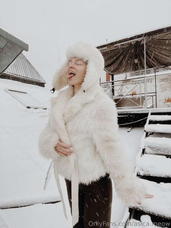 I love the anticipation of Christmas... 🎄The twinkling light..