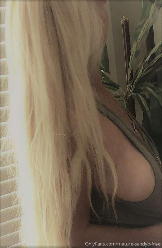 ...side tits looking can be fun !  TIP if you like.  Mature ..