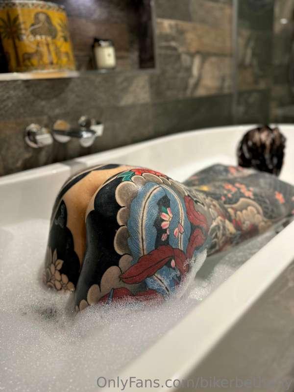 Can you eat me out in the bath like this please daddy? 💦