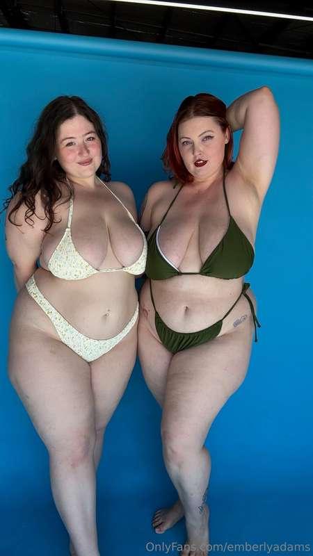 Comment who's bra you'd slip off first... green or yellow? 💚..