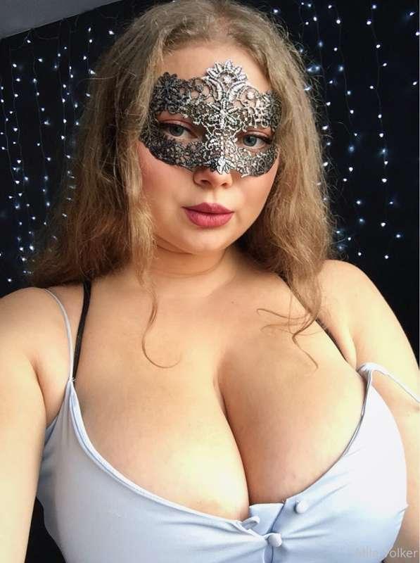 Ships are sinking in these cleavage and eyes