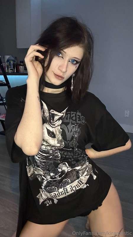 What is it about my gothic look that appeals to you most?😈