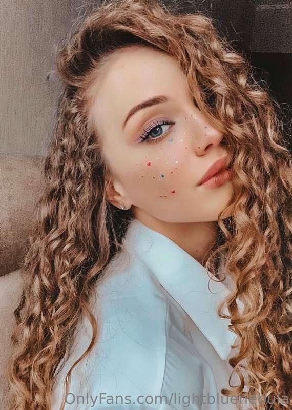 Good evening, sweeties 💙
 I'm Lily and I'm new to onlyfans. ..