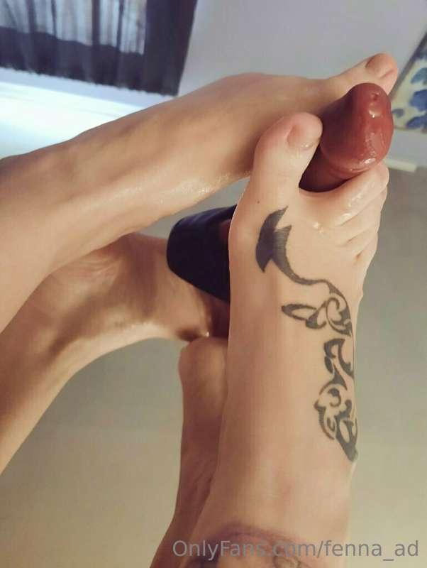 I wanna give someone a foot job so bad 🥺