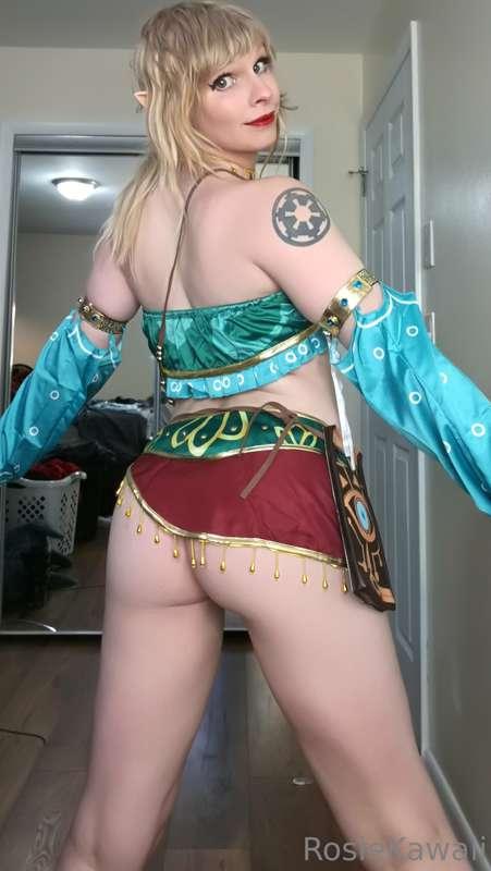 I’m everything your girl isn’t… and exactly what you crave 💅..