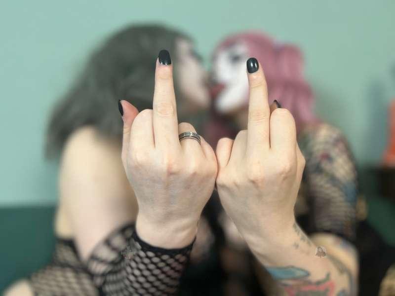 with blaire

#clown #clowns #clowngirl #femdom #femdompov #domme #doubledomme #fishnets #petite #british #scottish #asian #pale #altgirl #alternative 