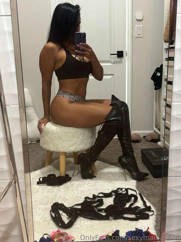 Do you like the view, baby… or should I take it all off? 😏👗 