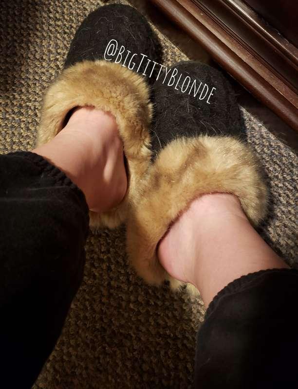 Do you like my feet on my furry slippers?

#feet #toes #nailPolish #toeNailPolish #redsToes #redPolish #highArch #foot #fyp #slippers 