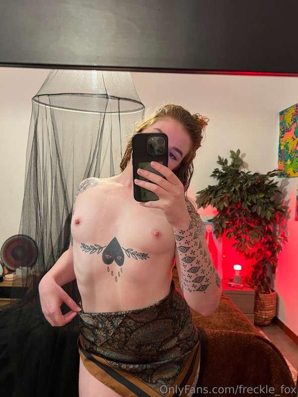Trying to decide what to wear to the next sex club night 👄 I..