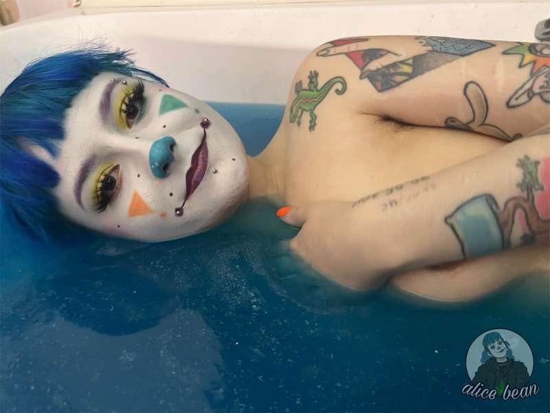 #clown #clowns #clowngirl #petite #british #cute #bluehair #alt #alternative #altgirl #bath #bathtub 