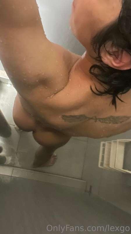 Que rica una ducha caliente después de entrenar, ¿quién me q..