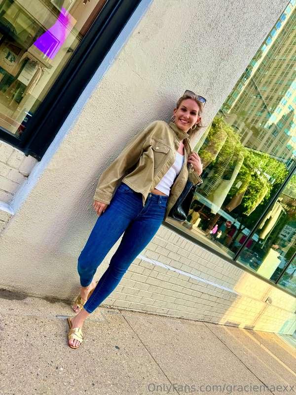 It's a little windy 🌬️ today in the 🏙️ hehe
