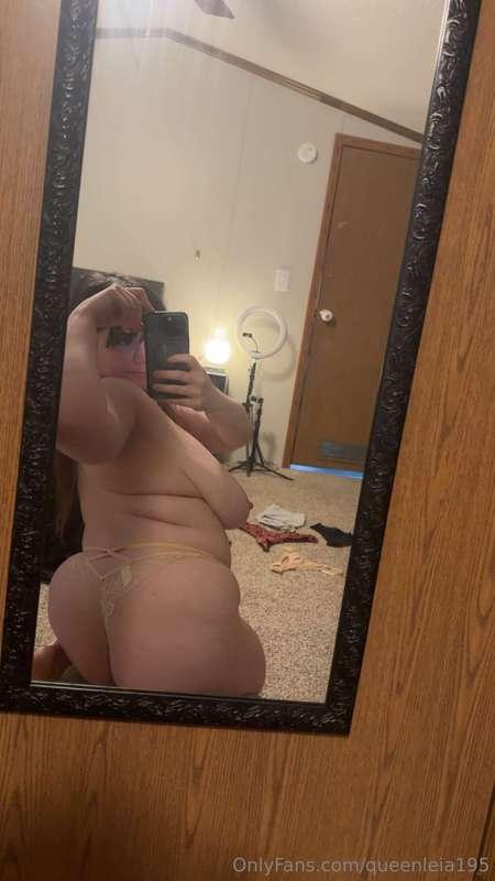 Rocking my curves in every frame🍑