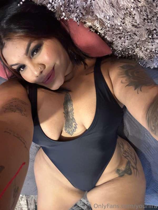 Guess what I’m hiding under this? 😈💋 The first one to slide ..